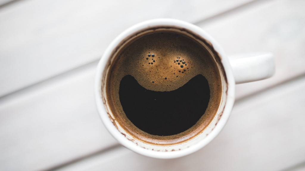 kopje koffie met glimlach gezichtje