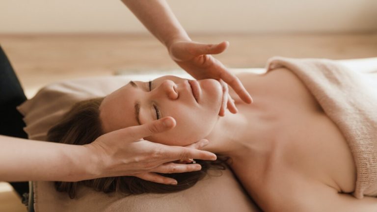 Vrouw krijgt een massage.