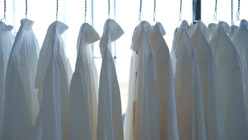 Witte blouses aan hangers 