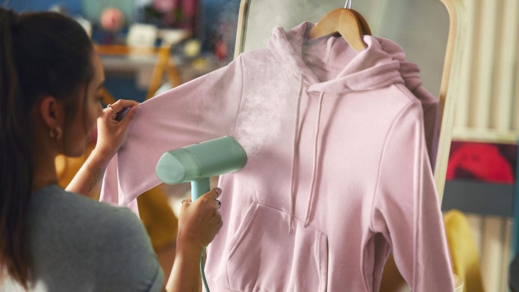 Philips 3000 handstomer in gebruik op roze hoodie