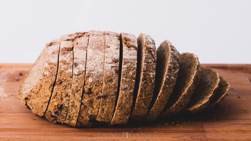 gesneden bruin brood op broodplank 