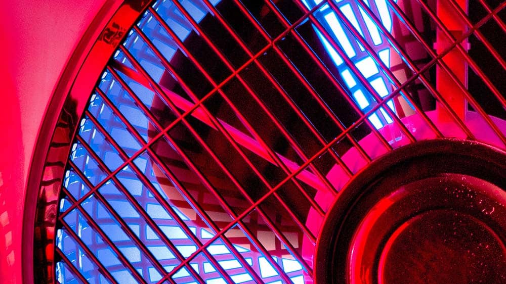 Close-up van een ventilator met gekleurd licht
