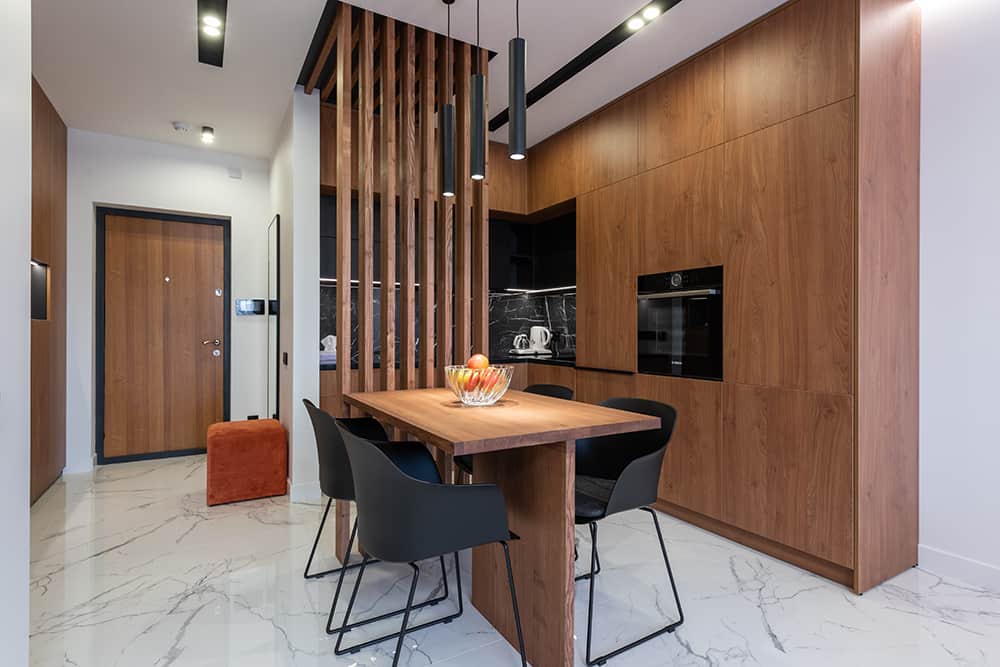 Afbeelding van een keuken met een marmeren vloer en houten meubelen.