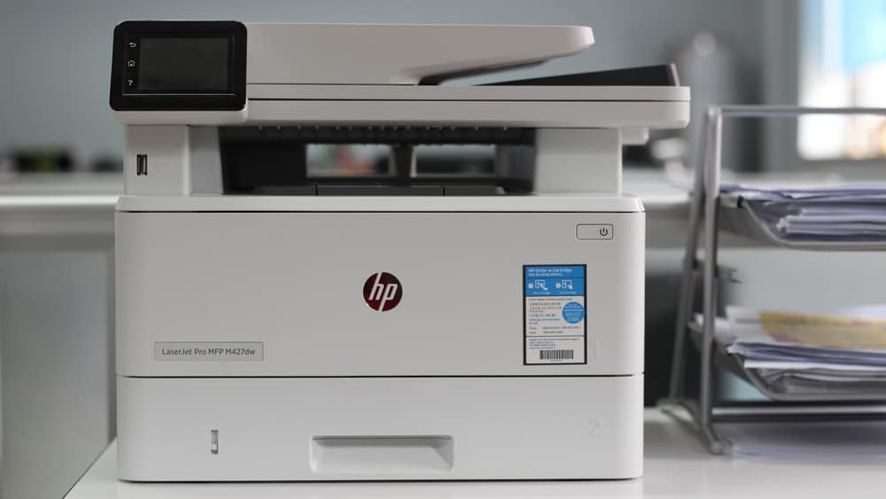 Een laserprinter van HP staat op een bureau