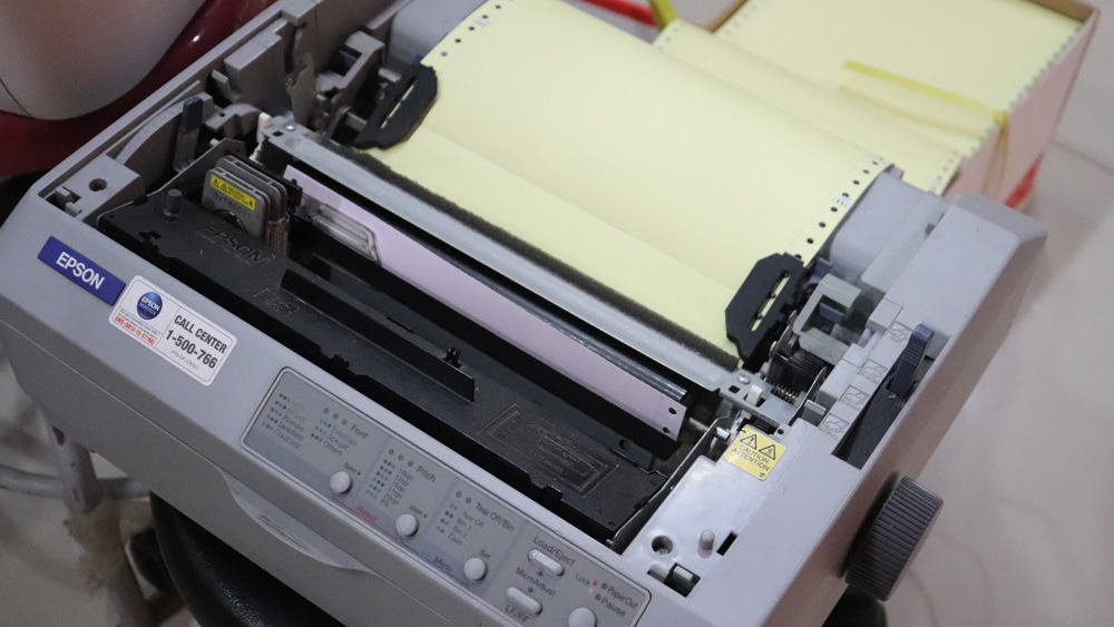 een matrixprinter met kettingpapier
