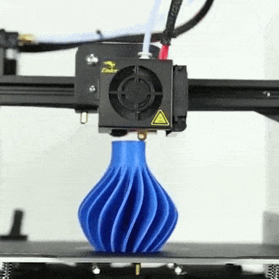 Een 3d-printer print een blauwe vaas