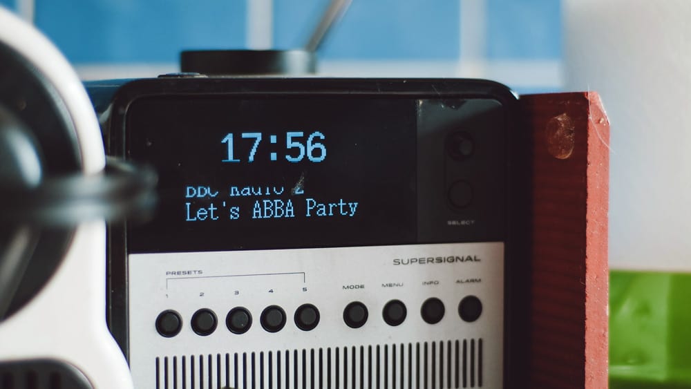 DAB+-radio met een klok op het scherm