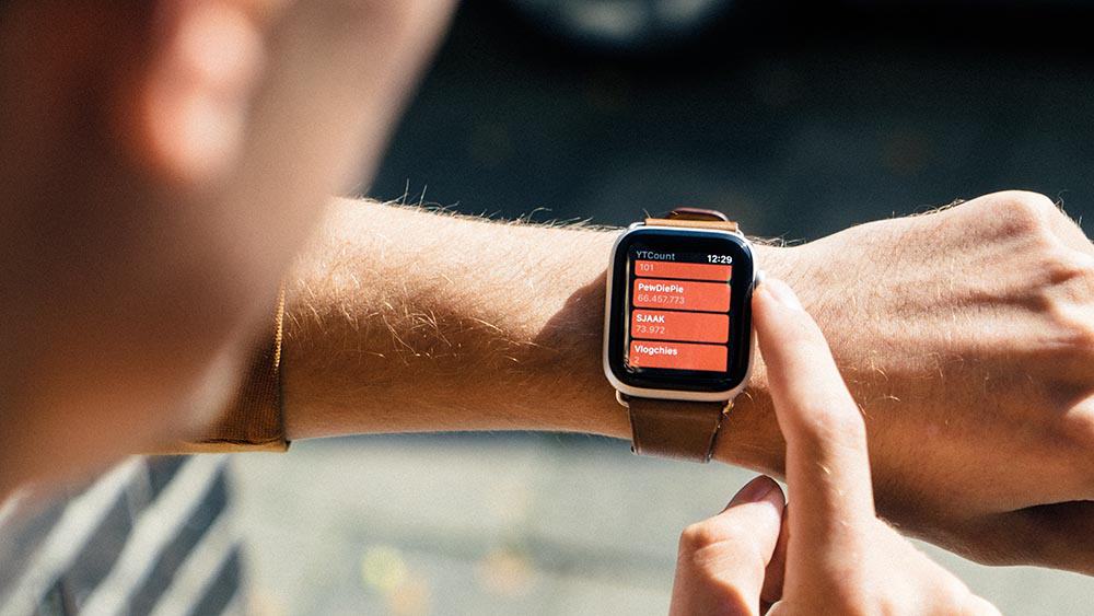 man kijkt naar meldingen op zijn Apple Smartwatch