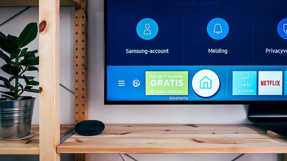 Smart tv van Samsung met smart speakertje ernaast
