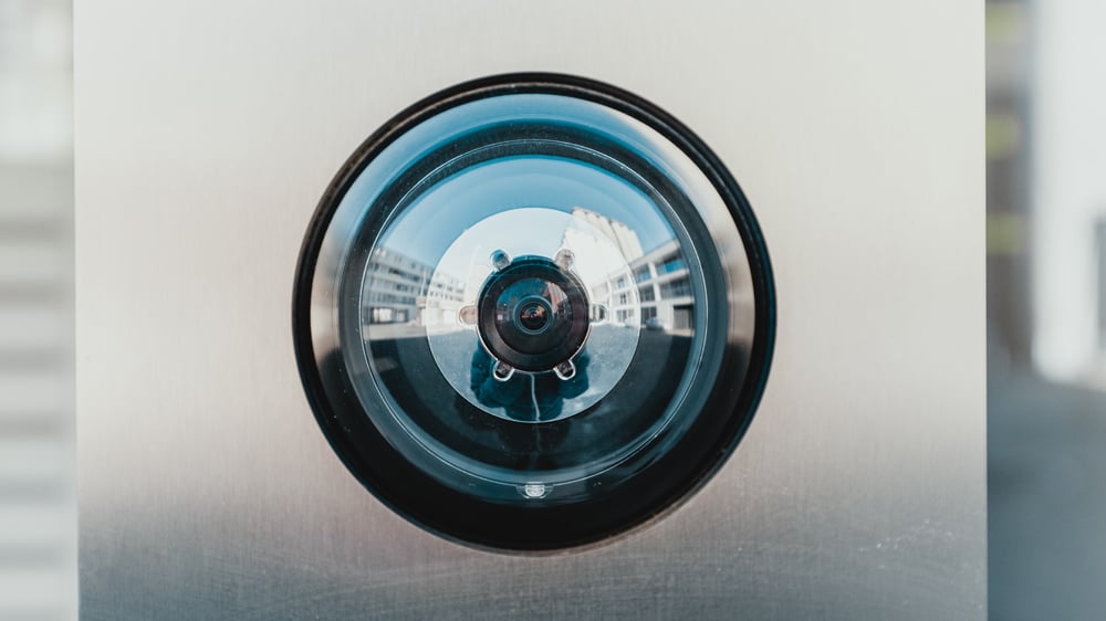 Een close-up van een beveiligingscamera