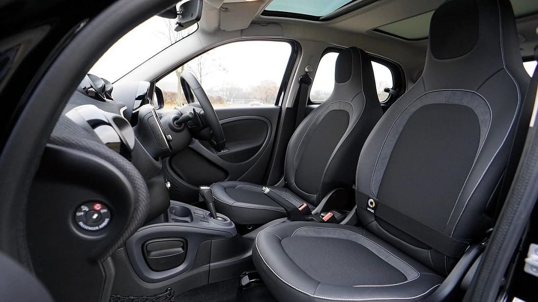 Binnenkant van een auto met zwart-grijze bekleding