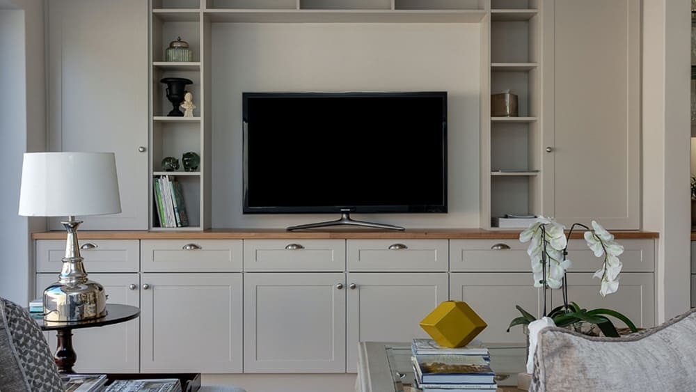 een 43 inch tv in een woonkamer in een tv-meubel