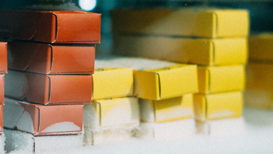 gekleurde doosjes in een vriezer met ijsvorming