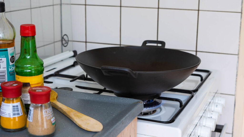 foto van wok op gasfornuis